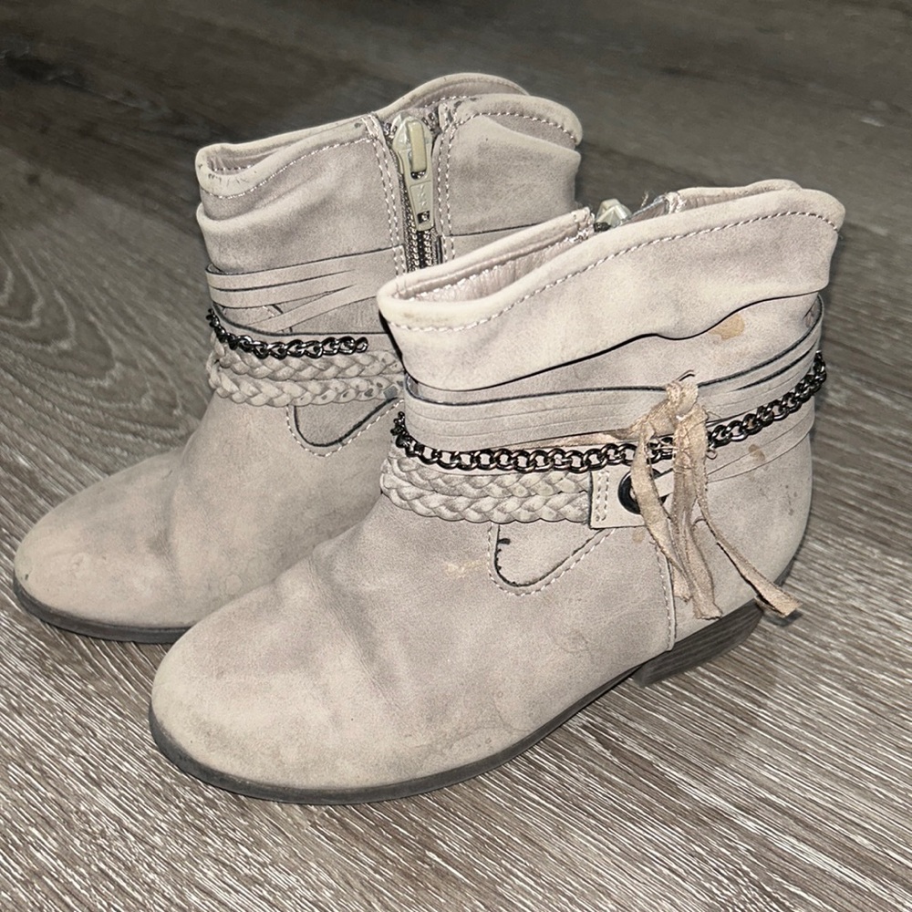 Booties with chain and fringe